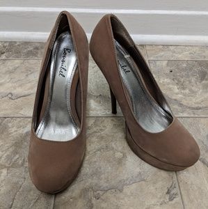 6 inch tan pumps